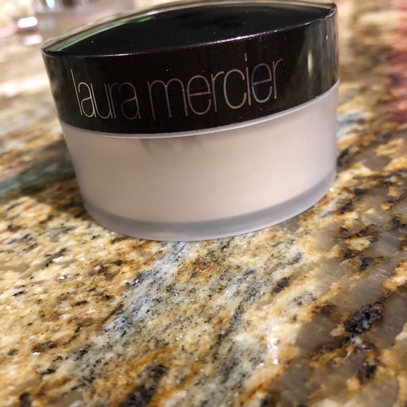 Only used twice Laura Mercier translucent powder - Picture 3 of 4
